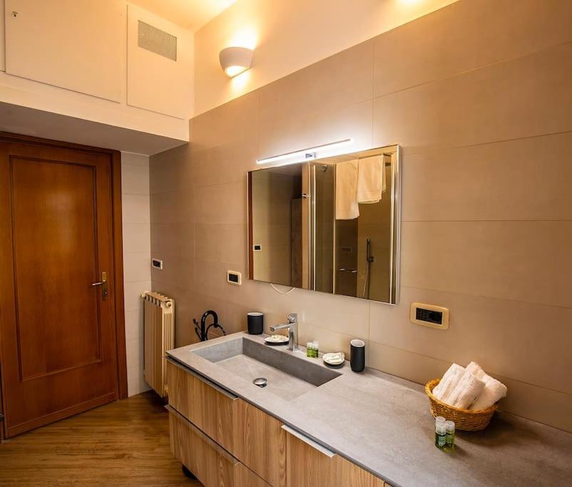 Dimora Al Colosseo, 2 Bedrooms Rome Luaran gambar